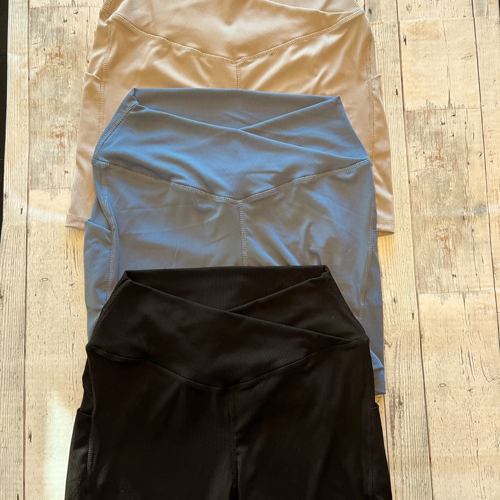 Not for sale❗️3 Pcs Women Cross Waist Ribbed Workout Shorts with Pockets where